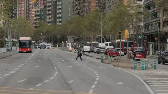 Residents Demand Bus Overhaul on Avinguda Meridiana