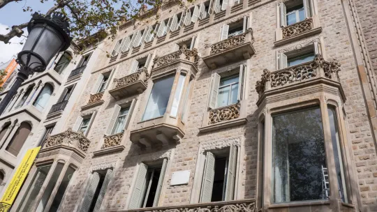 Barcelona’s Massimo Dutti Store Becomes Unexpected Tourist Draw