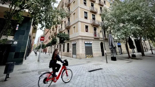 Barcelona’s Green Axes Cut Urban Noise by 3.1 Decibels