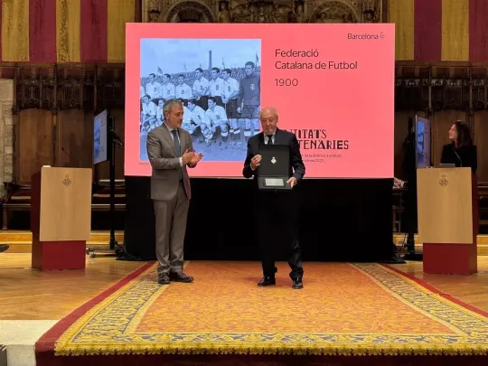 Barcelona Honours 11 Centennial Institutions at City Hall