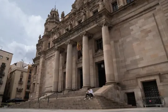 Via Laietana Post Office Hub Stalls Amid Price Dispute