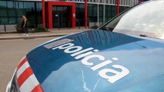 Arrest near Barcelona school: Man detained after bus stone-throwing attacks