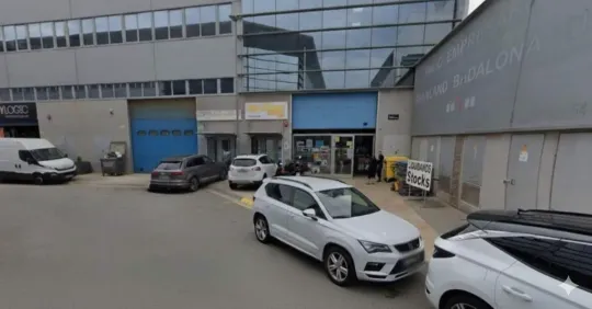 Badalona Computer Store Robbery: Thieves Ram-Raid Shop in Early Morning Heist