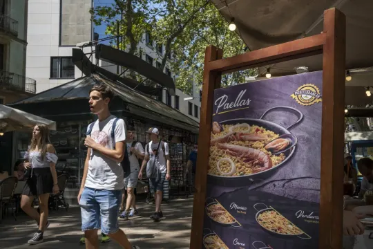 Barcelona Reduces La Rambla Terraces for Pedestrian Space