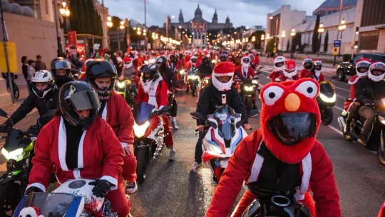 Barcelona Motorcycle Santa Ride Draws 2,000 Bikers