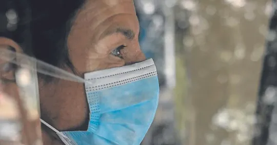 Catalonia Reinstates Masks in Health Centers for 15 Days