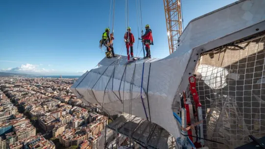 Sagrada Família Installs 11-Ton Cross Arm on Jesus Tower