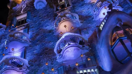 Casa Batlló Presents It’s Free Christmas Light Show