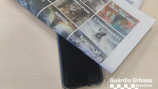 Barcelona Warns Public After Police Nab Expert Pickpocket Using Clever Paper Distraction Technique