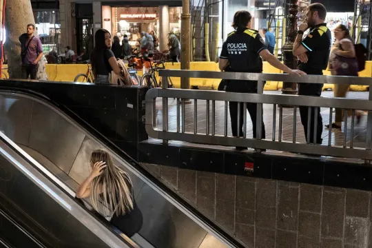 Barcelona Police Probe Youth Gang Fight After Stabbing in Plaça Catalunya