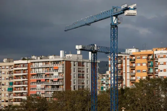 Barcelona housing costs average €908 monthly rent, €816 for those with a mortgage