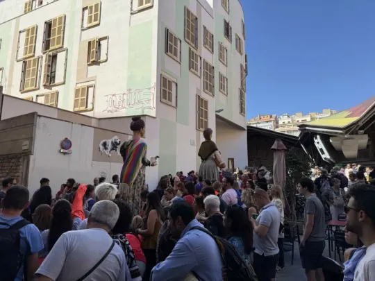 English Shop Signs Rise in Barcelona Commercial Sector