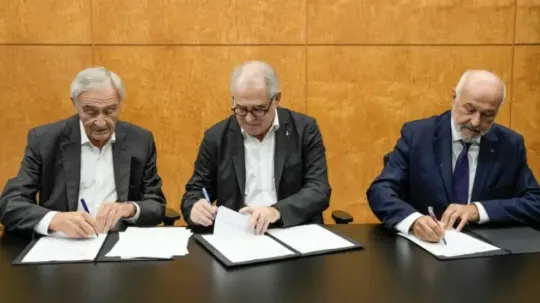 Barcelona backs residents to limit tourist flats in buildings