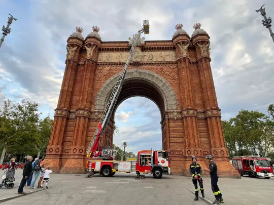 Firefighters Delight Tourists with Surprise Inspection at Arc de Triomf