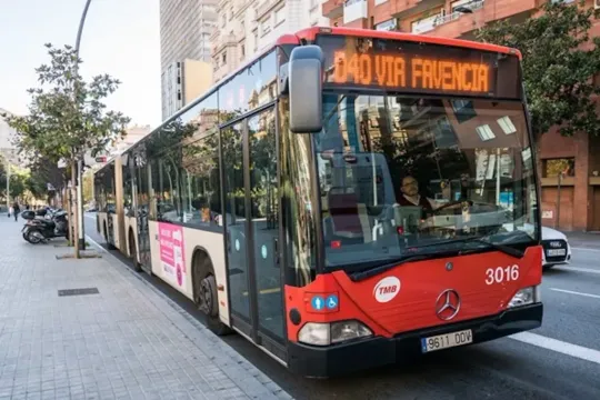 TMB bus crashes into FGC station at Sant Gervasi
