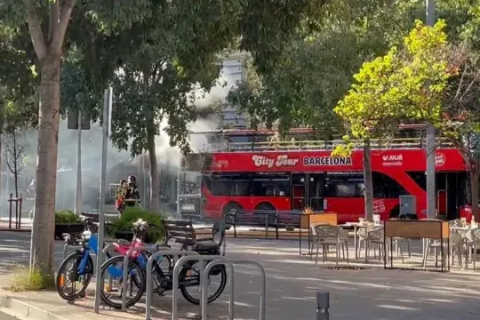 Tourist bus catches fire on Barcelona’s Avinguda Diagonal