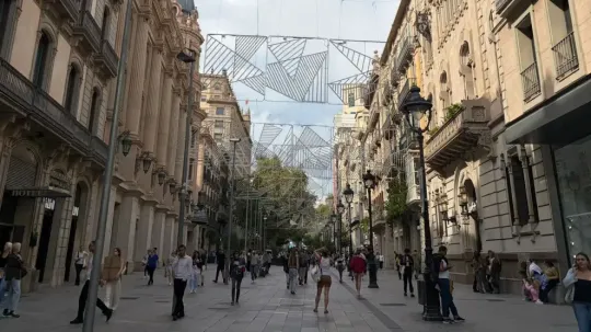 Barcelona starts hanging Christmas lights for 2025