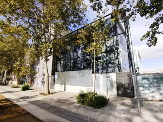 New Besos adult school plagued by rats, bad smells and wifi failures