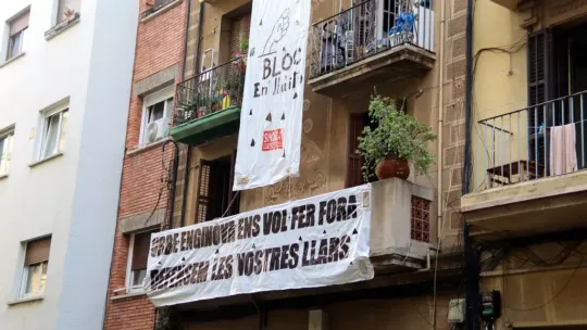 Tenants of a Poble-sec block denounce that the landlord wants to evict them to speculate