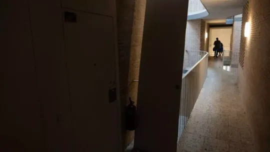 Barcelona detects 357 faults and defects in a block of public housing opened in 2023