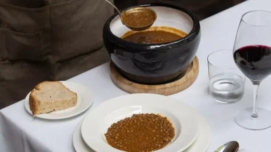 The restaurant that burned down celebrates its comeback by offering free lentils in Barcelona