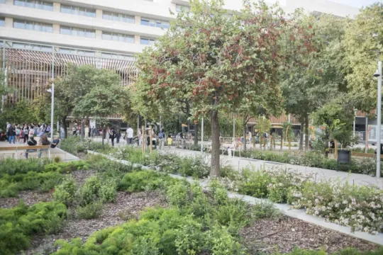 Les Corts inaugurates public gardens funded by L’Illa Diagonal