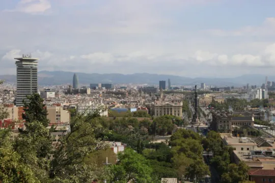 Neighbours of Sants-Montjuïc mobilise to denounce evictions and loss of local commerce