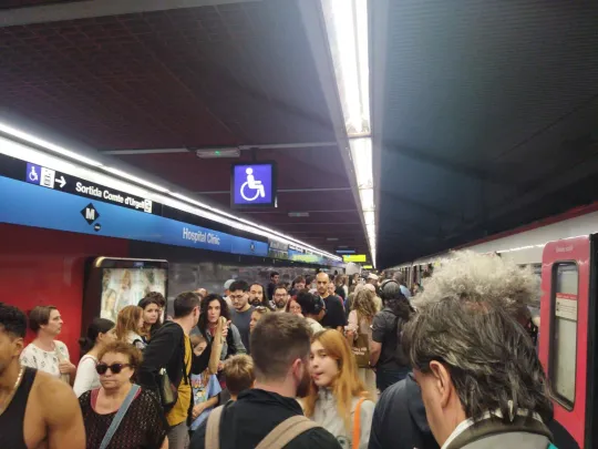 L5 metro disrupted between Hospital Clinic and Diagonal