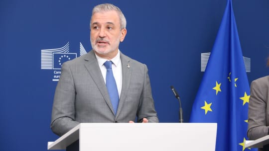 Barcelona Mayor Jaume Collboni speaking at a podium with city crest, expressing concern.
