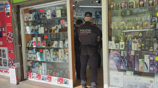 Barcelona Mobile Phone Shops Cited for 50 Infractions