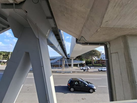 C-31 Motorway Closes Overnight for Pedestrian Bridge Dismantling