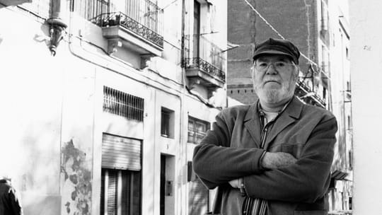 A black and white photo of Antonio Rabinad, a Spanish writer, looking thoughtfully into the distance.