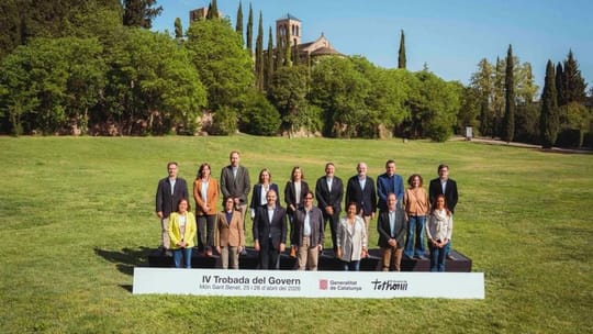Salvador Illa, President of the Generalitat, speaking at a podium with the Catalan flag in the background.