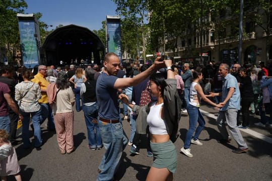 People dancing and enjoying live jazz music on Passeig de Gràcia in Barcelona during International Jazz Day.