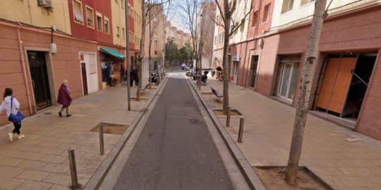 Phone Thief Assaulted in Nou Barris Bar, Victim Reported