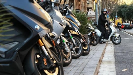 Sants-Montjuïc Fines Illegally Parked Motorbikes to Clear Pavements