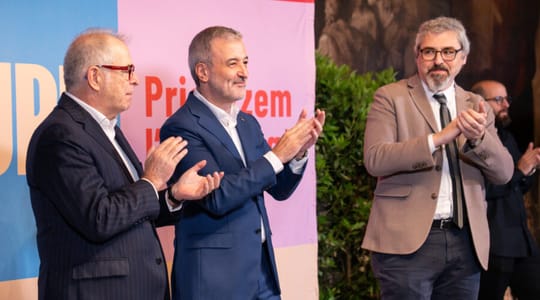 Mayor Jaume Collboni hands over a key to a new resident at the Illa Glòries public housing development in Barcelona's Eixampl