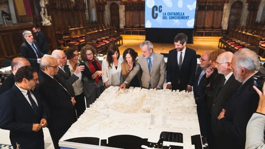 An artistic rendering of the future Ciutadella del Coneixement, showing modern research buildings and green spaces next to Ci