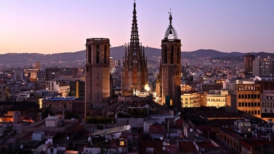A thermometer showing a high temperature at night in Barcelona