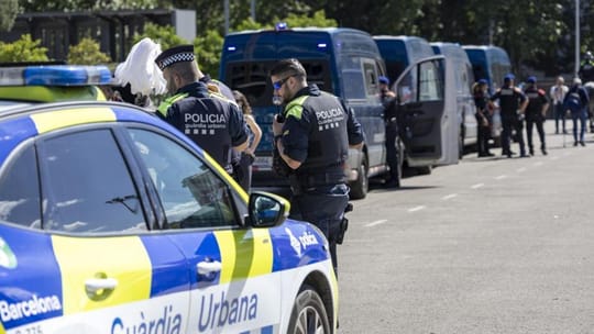 Mossos d'Esquadra and Guardia Urbana officers in uniform standing together in Barcelona