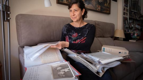 Diana López Font presenting historical documents to an archivist at the Arxiu Nacional de Catalunya.
