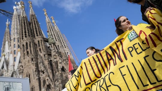 Barcelona Families Back Striking Teachers