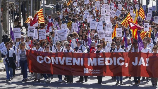 A busy hospital corridor with doctors and nurses, representing the public health system in Catalonia.