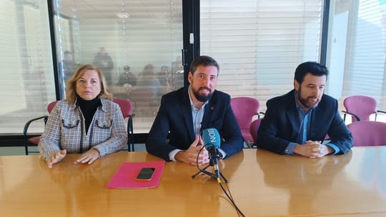 Fernando Carrera, First Secretary of PSC Badalona, speaking at a podium with party logo in the background.