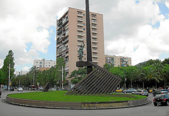 The republican monument in Plaça de la República, Barcelona, with the Llucmajor metro station entrance visible nearby.
