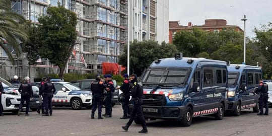 Police officers and utility technicians inspect a residential building in Tarragona's Campclar district.