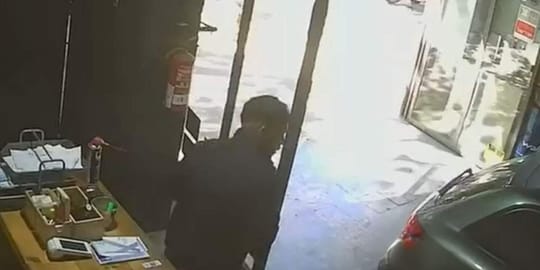 CCTV footage shows a man entering a mechanics workshop in Barcelona's Sant Martí district.