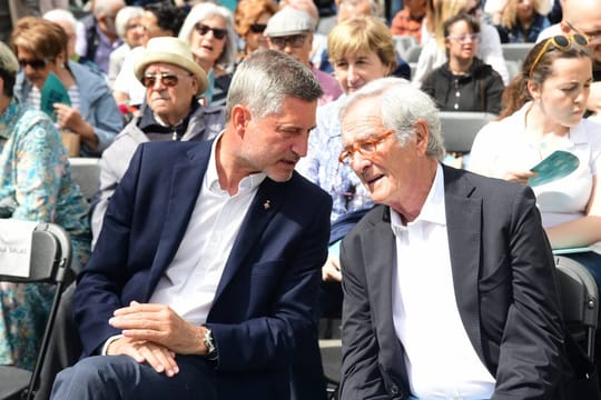 Xavier Trias and Jordi Martí Galbis smiling and shaking hands at a political event in Barcelona.