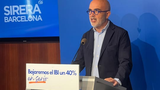 Daniel Sirera, president of the Partido Popular Municipal Group, speaking at a press conference in Barcelona.