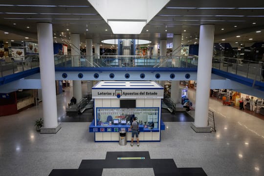 Exterior view of the Centre de la Vila commercial centre in Barcelona's Vila Olímpica district, showing its entrance and surr